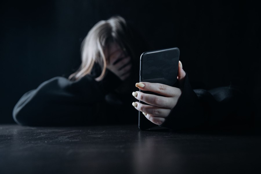 Bullying online și susținere feminină: cel mai periculos trend, apărut pe Threads. „Sinuciderea e singura soluție” FOTO
