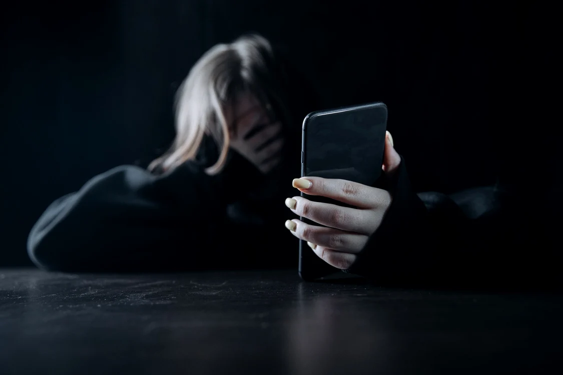 Amenda pe care o femeie a primit-o din cauza unei postări/FOTO: Shutterstock