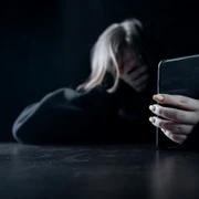 femeie telefon bullying online shutterstock 2295456121 jpg