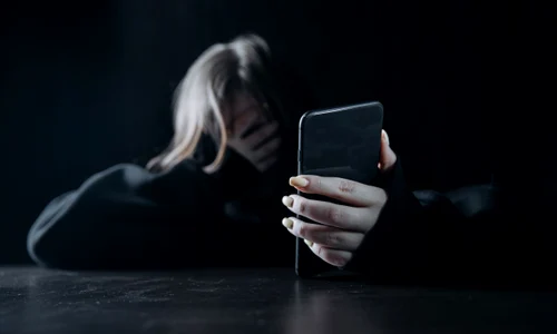 femeie telefon bullying online shutterstock 2295456121 jpg