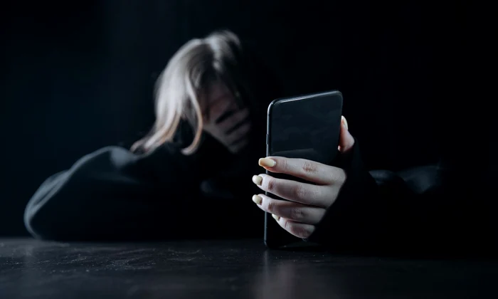 femeie telefon bullying online shutterstock 2295456121 jpg