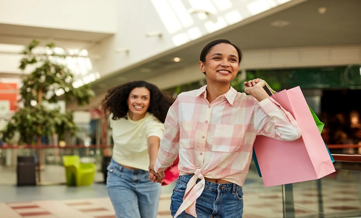 Două tinere într-un mall la o sesiune de cumpărături în ritm alert Foto European Medical Journal