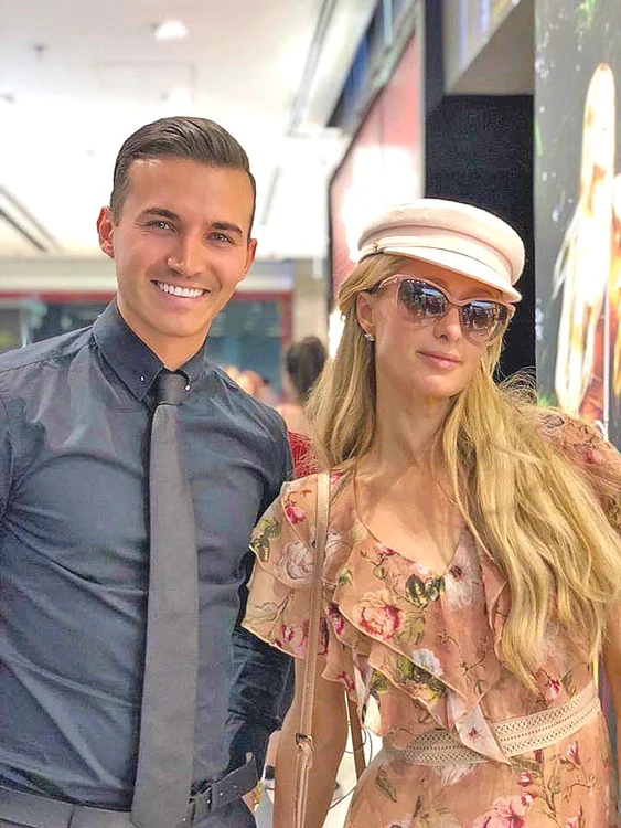 Cu Paris Hilton a dat nas în nas pe aeroport