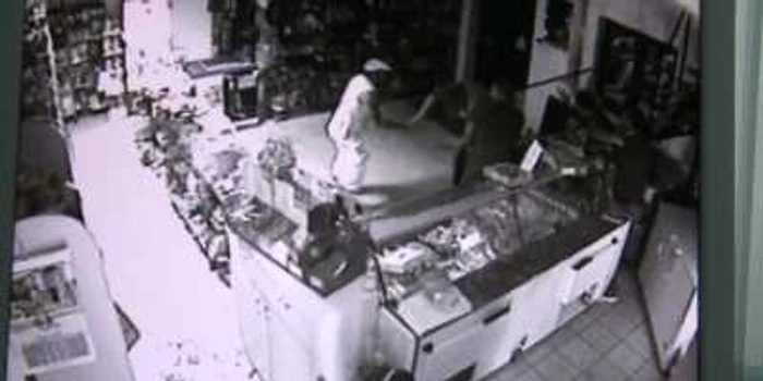 Bacău: Crimă într-un bar din Comănești(GALERIE FOTO)