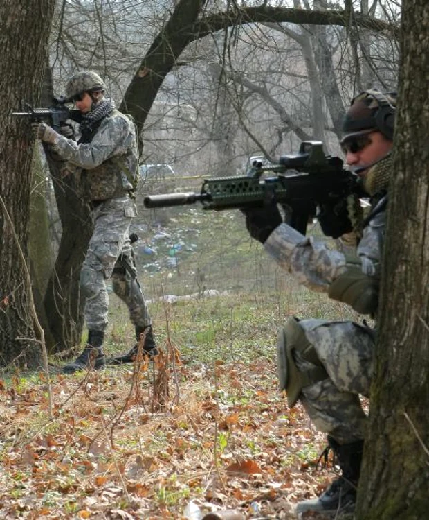 Imagini de la jocurile de paintball şi airsoft