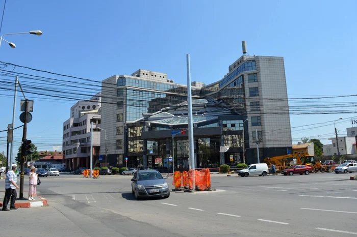 Stâlpii au fost montaţi marţi de muncitorii care reabilitează liniile de tramvai. FOTO Dana Mihai