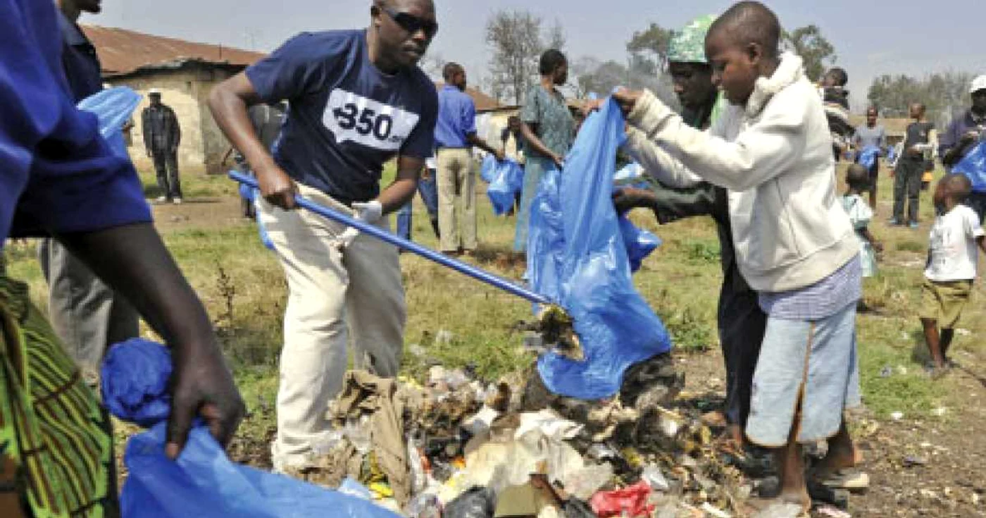 Militanţii pentru mediu din Kenya au adunat gunoaie  Foto: AFP