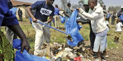 Militanţii pentru mediu din Kenya au adunat gunoaie  Foto: AFP