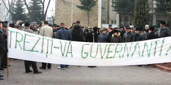Sute de nemţeni s-au adunat în aprilie la Prefectură şi au cerut să nu fie daţi afară