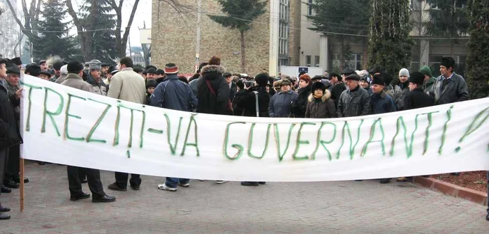 Sute de nemţeni s-au adunat în aprilie la Prefectură şi au cerut să nu fie daţi afară