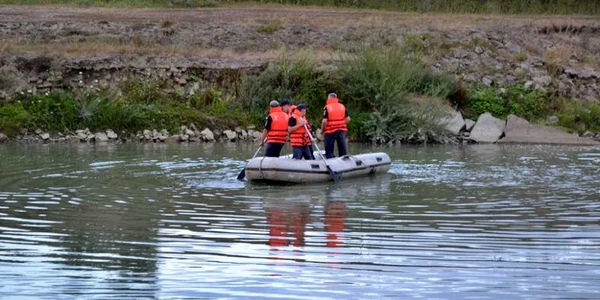 Pompierii militari recupereaza trupurile a doi tineri inecati in raul Suceava. FOTO