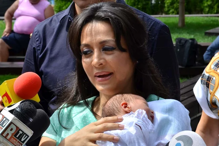 
    Oana Niculescu Mizil a ieşit din spital cu fetiţa la piept foto: Sorin Puiu  