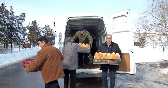 Adrian Năstase, aducând pâine pentru sinistraţii din Prahova