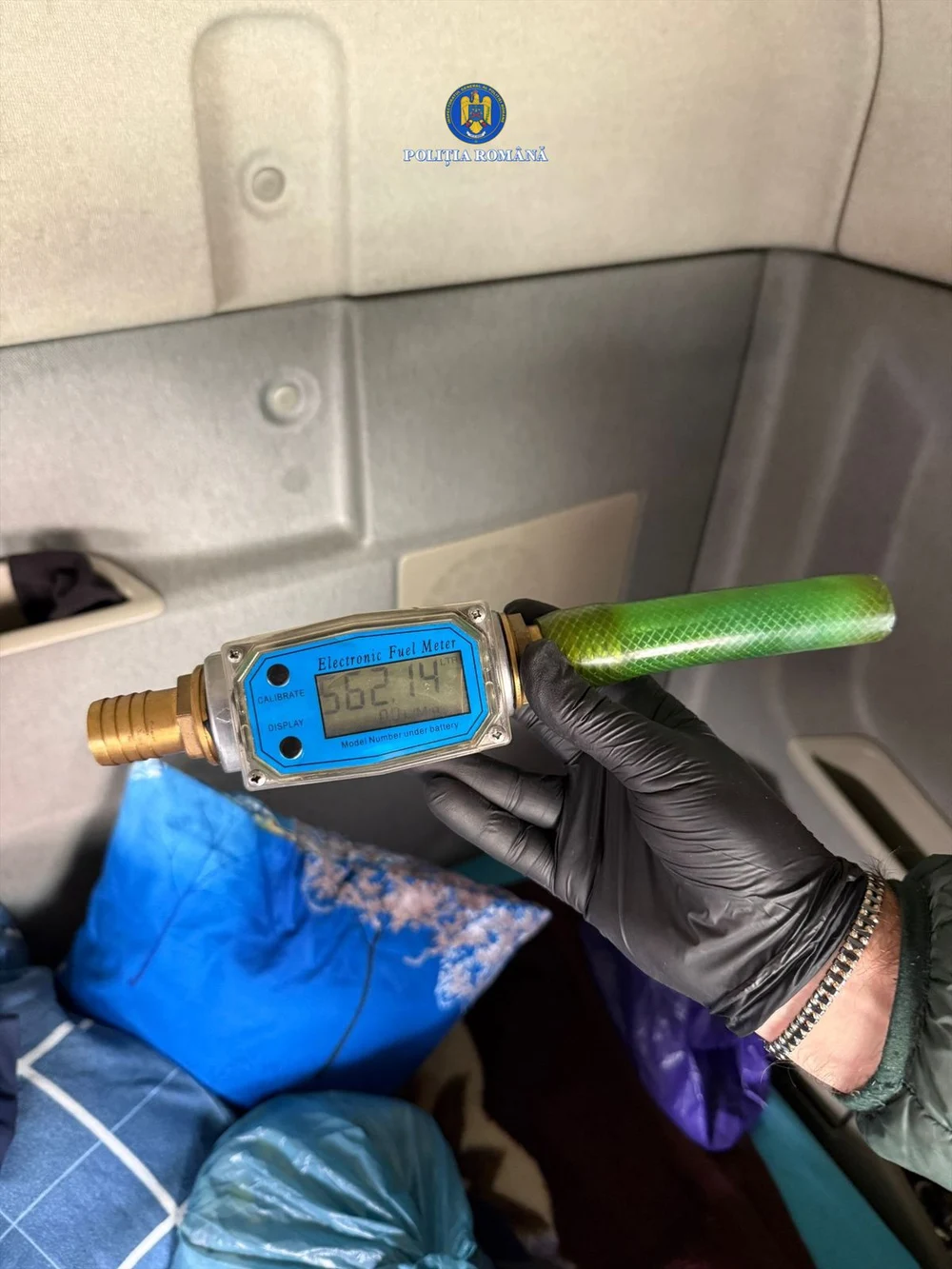 Zece bărbați, arestați în urma unor percheziții în județele Arad și Hunedoara. Sunt acuzați că au furat combustibil dintr-un depozit