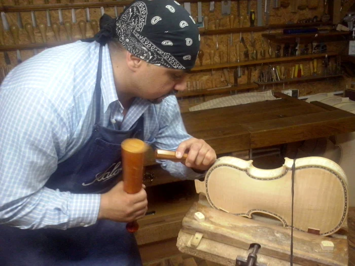 Csaba Kalas, în timp ce-i dă viață unei viori unicat