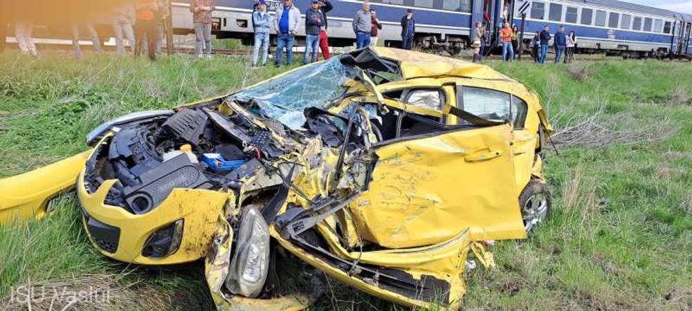 Maşină lovită de tren: O femeie şi copilul său de 8 ani sunt răniţi. Șoferița avea permis de doar trei luni