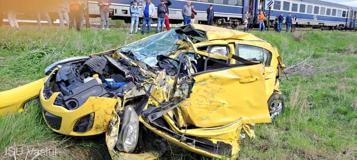 Două persoane sunt rănite, iar mașina e avariată total. FOTO ISU Vaslui
