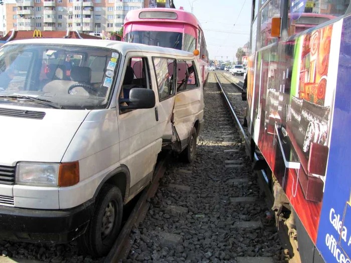 Maşină lovită de tramvai