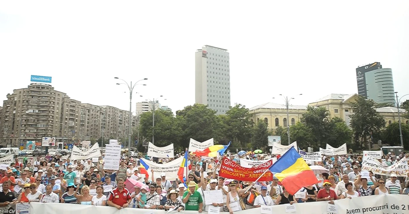 Protestatarii cer împărţirea costurilor de către bănci, după ce francul şi-a dublat valoarea în lei faţă minimele din 2007-2008   FOTO Mediafax