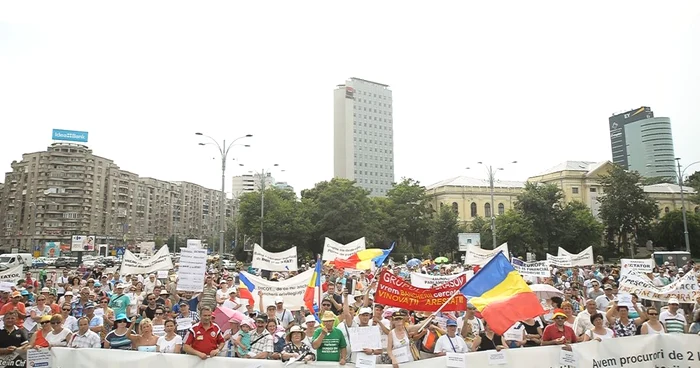 Protestatarii cer împărţirea costurilor de către bănci, după ce francul şi-a dublat valoarea în lei faţă minimele din 2007-2008   FOTO Mediafax