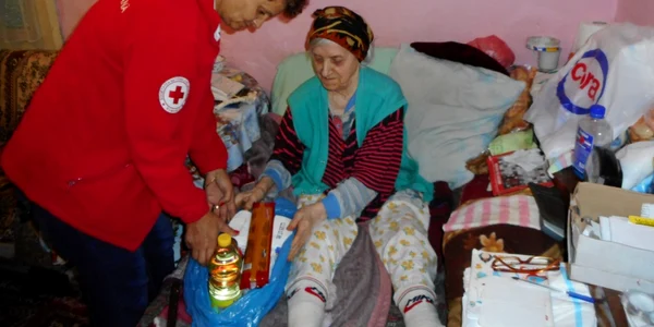 Zeci de bătrâni din municipiul Bacău au primit alimente de la voluntarii Crucii Roşii