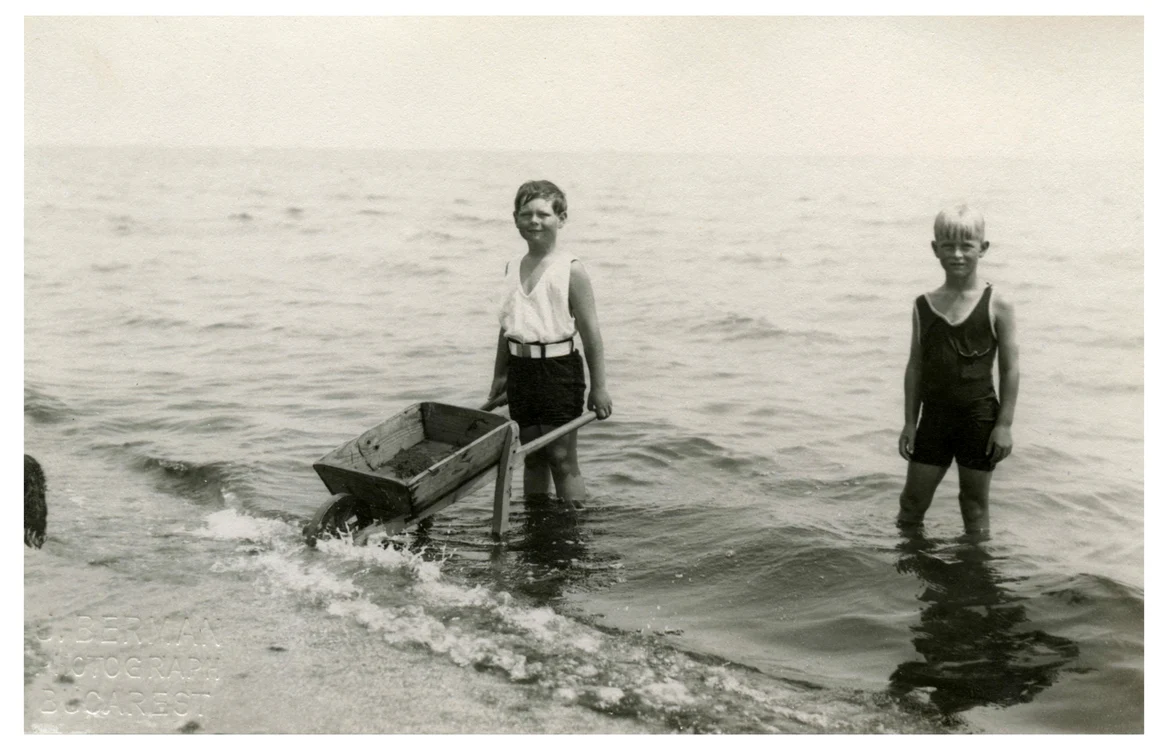 Regele Mihai și Principele Philip pe plaja din Mamaia FOTO Familia regală 