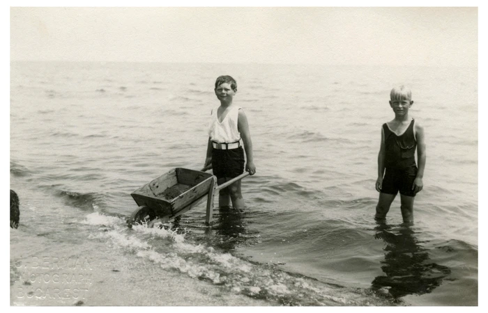 Regele Mihai și Principele Philip pe plaja din Mamaia FOTO Familia regală 