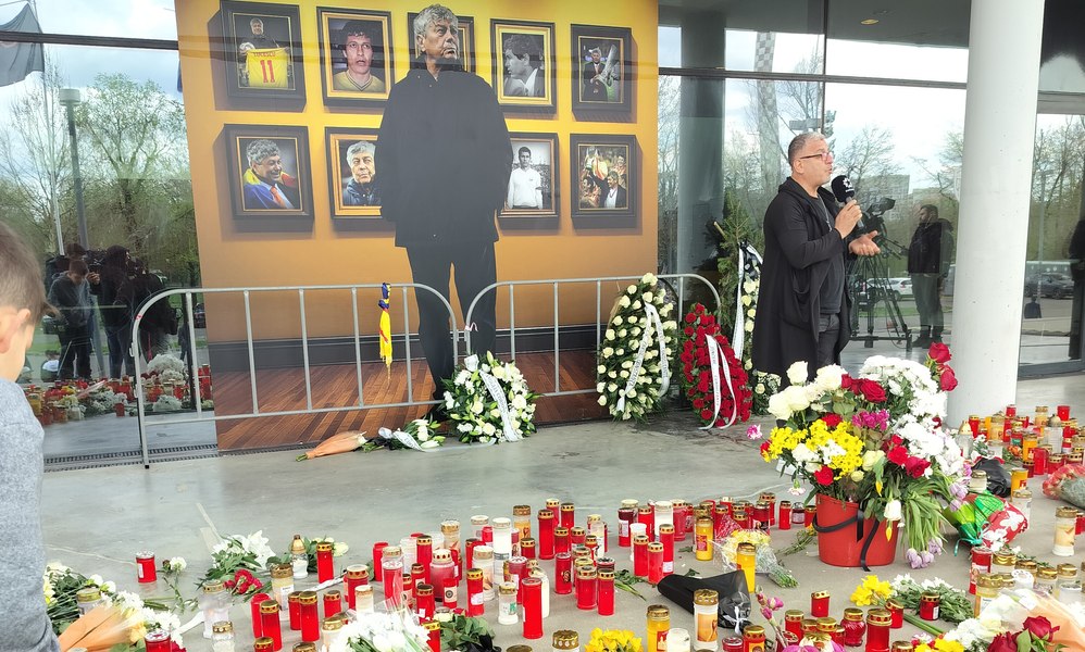 LIVE TEXT Ultima zi la căpătâiul lui Mircea Lucescu pe „Arena Națională”. Doamna Neli, alături de nea Mircea. Coada cu oamenii veniți să-și prezinte omagiile iese din stadion