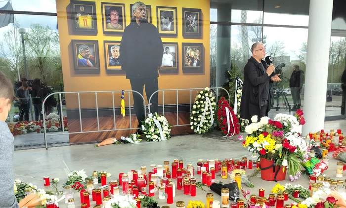 Zeci de candele ard la stadion  FOTO Paul Cirican