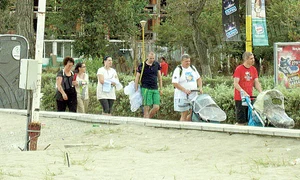 Turiştii au fugit  spre hoteluri,  protejându şi  copiii de ploaie jpeg