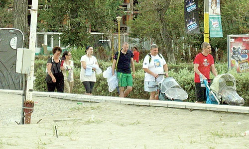Turiştii au fugit  spre hoteluri,  protejându şi  copiii de ploaie jpeg