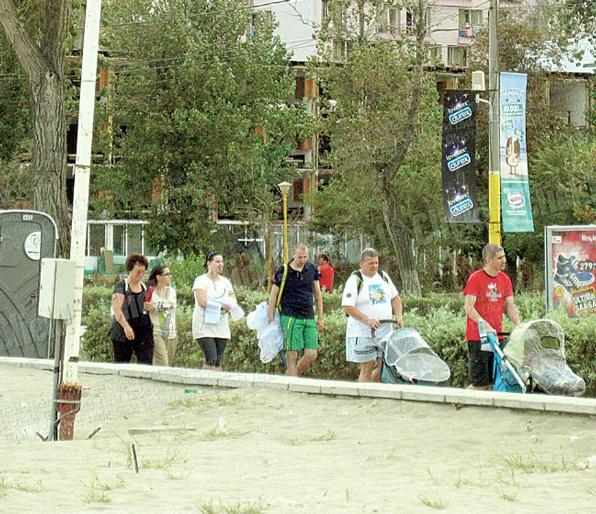 Turiştii au fugit  spre hoteluri,  protejându-şi  copiii de ploaie