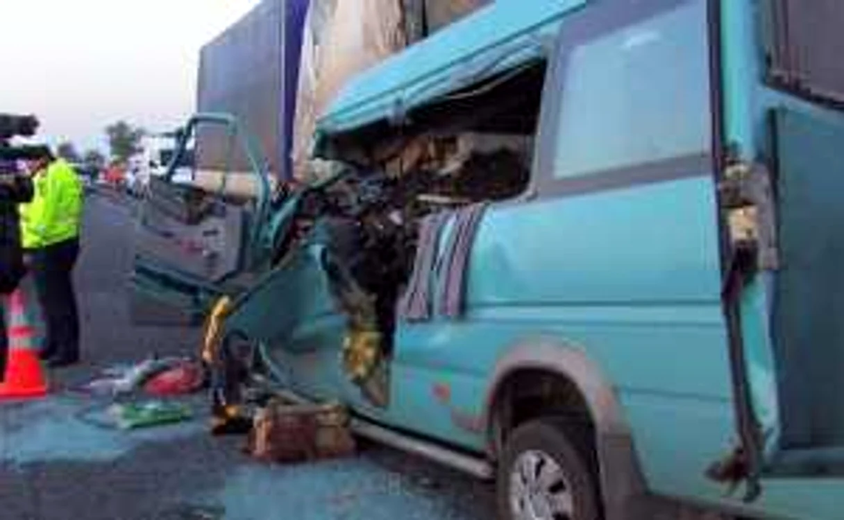 Un microbuz s-a rasturnat pe Autostrada Bucureşti - Piteşti FOTO Adevărul