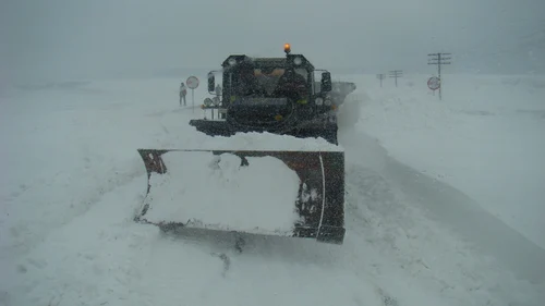 Utilajele de deszăpezire au înaintat cu greu din cauza nămeţilor FOTO