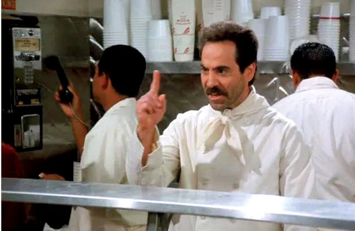 
    Bucătarul Yev Kassem, poreclit „Nazistul cu supa“  a fost interpretat de actorul Larry Thomasclickpentrufemei.ro  