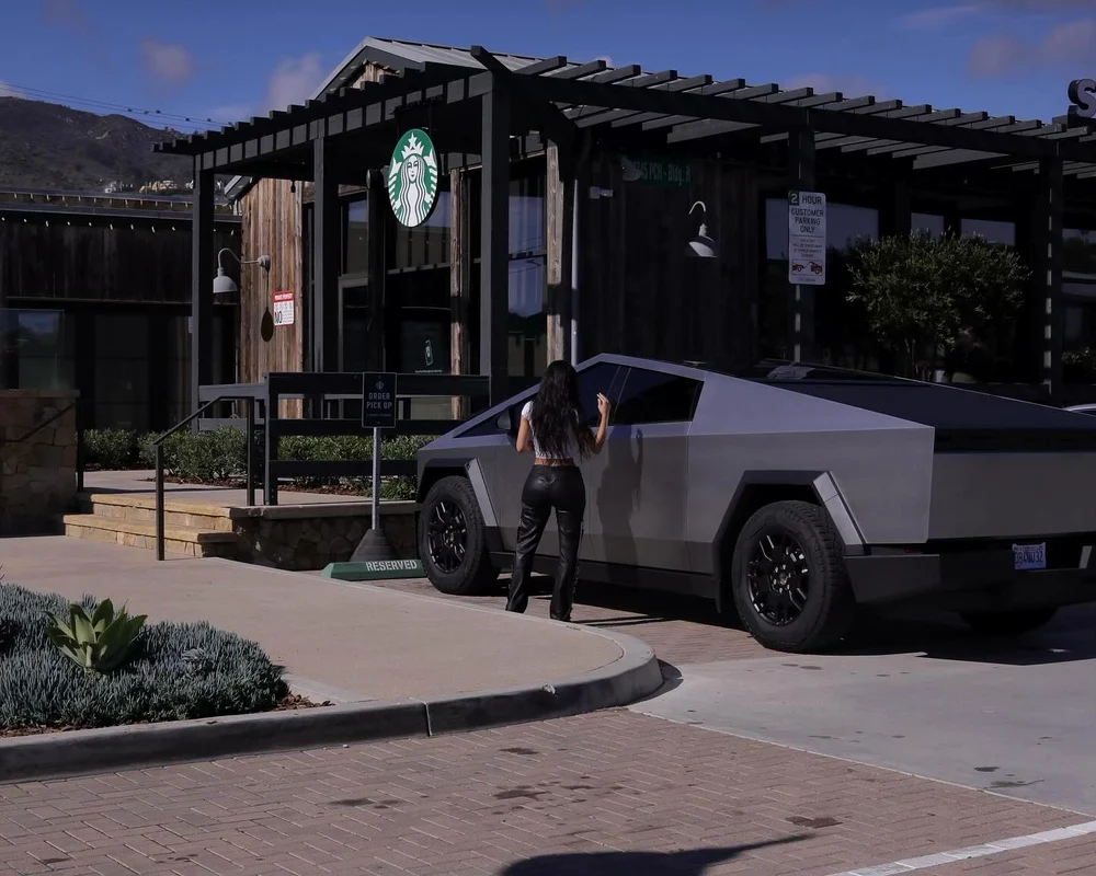 Kim Kardashian  are un Tesla Cybertruck. FOTO: Instagram