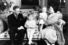Regele Charles cu bunicul lui Regele George si bunica Elisabeta GettyImages 858845 jpg