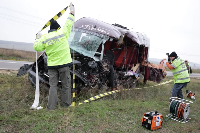 În microbuz erau 19 pasageri. Cei mai mulți dintre ei au ajuns la spital cu răni multiple (foto: Arhivă Click!)