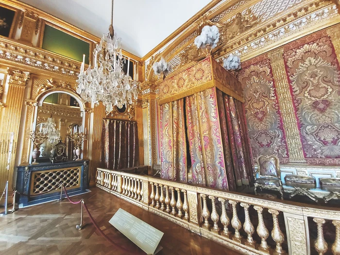 Dormitorul lui Ludovic al XIV-lea din Palatul Versailles.