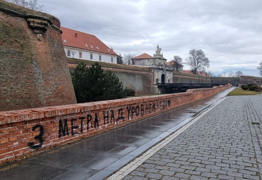 Mesajul scris în rusă pe zidul Cetății din Alba Iulia. Vandalii sunt căutați de Poliție VIDEO