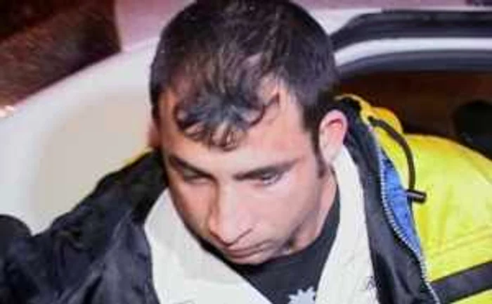 Suspectul a fost aşteptat în poarta casei "mascaţii" trupelor speciale