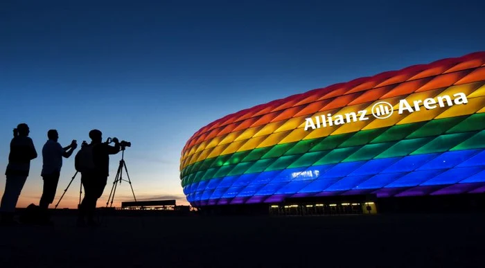 Allianz Arena a fost iluminată doar de probă în culorile curcubeuluiFoto: EPA