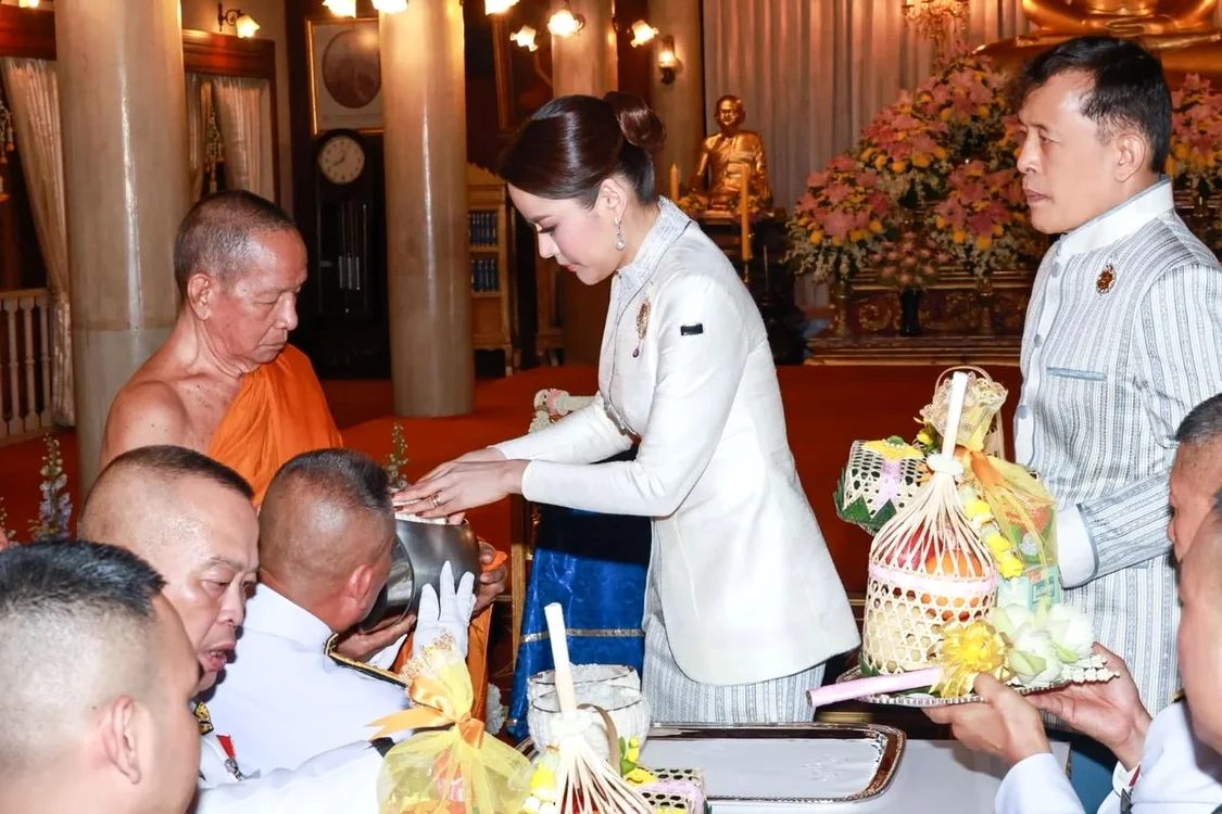 Regele Thailandei și concubina regală foto Casa Regală a Thailandei2 jpg