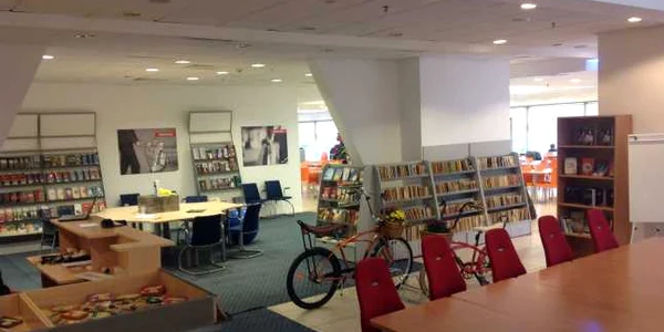 Biblioteca Colorata a fost deschisa intr-un mall din Constanta. FOTO Victor Maxim
