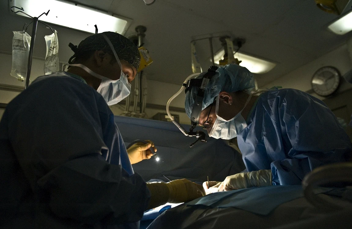 
    Medicii operează un pacientFOTO: Pixabay.com  