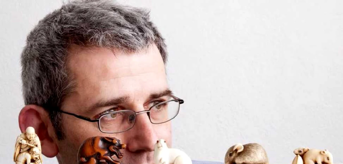 Edmund de Waal, alături de sculpturile japoneze „netsuke“ FOTO sundaytimes.co.uk