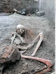 Două schelete ale unor victime ale erupției vulcanului Vezuviu, descoperite la Pompeii (foto: Facebook / Pompeii - Parco Archeologico)