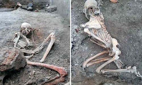 Două schelete ale unor victime ale erupției vulcanului Vezuviu, descoperite la Pompeii (foto: Facebook / Pompeii - Parco Archeologico)