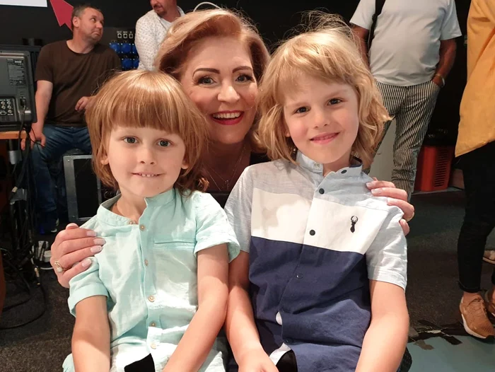 Matilda Pascal-Cojocăriţa îl ajută pe Adam (6 ani) (foto dreapta) să devină solist