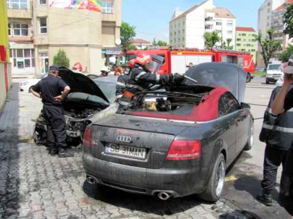Audi S4 făcut scrum de un incendiu la Sibiu